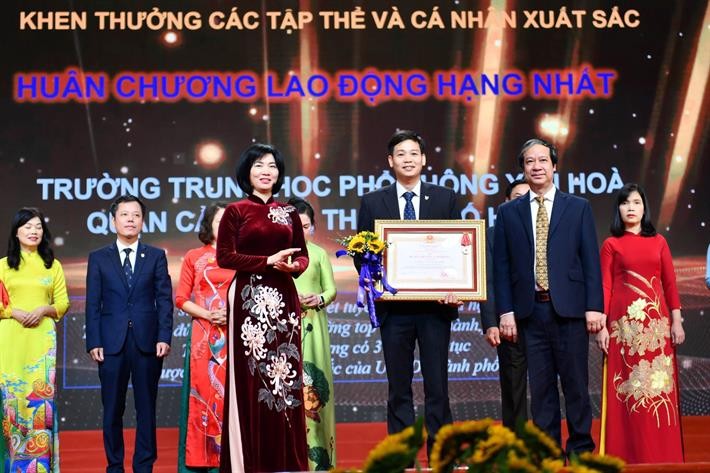 Bộ trưởng Nguyễn Kim Sơn tặng hoa chúc mừng các nhà giáo tiêu biểu của ngành Giáo dục Hà Nội.