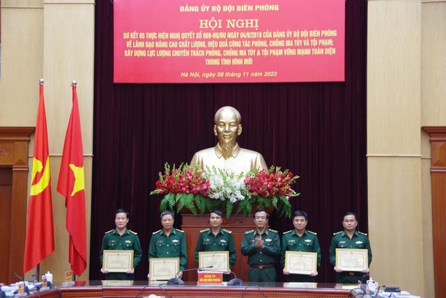 Tư lệnh BĐBP Lê Đức Thái trao tặng Bằng khen của Bộ Tư lệnh BĐBP cho các tập thể có thành tích xuất sắc trong thực hiện Nghị quyết số 699.