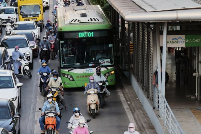 Làn đường ưu tiên cho tuyến buýt nhanh BRT Kim Mã - Yên Nghĩa thường xuyên bị các phương tiện khác đi vào. Ảnh: Ngọc Thành
