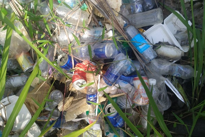 Phần lớn rác thải nhựa không được xử lý, bị vứt bừa bãi ra môi trường. (Ảnh: PV)