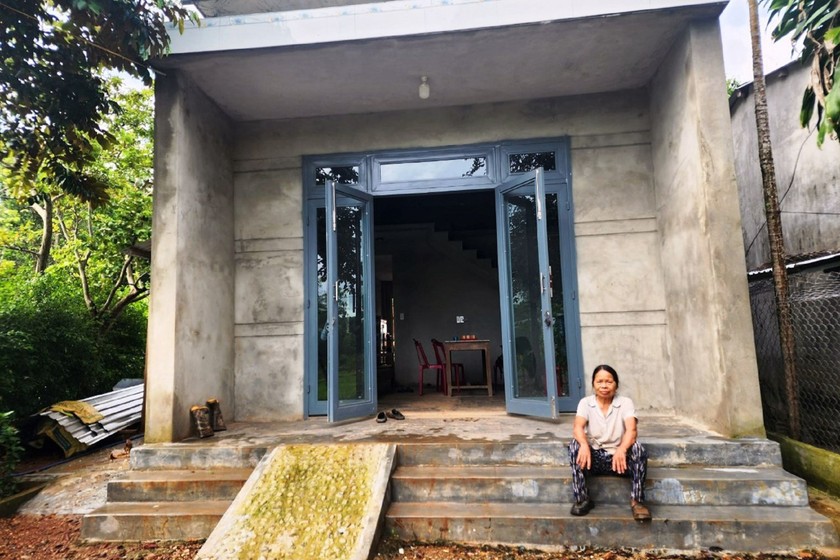 Căn nhà của bà Phương đã xây xong phần thô với số tiền gần 200 triệu đồng, nay còn nợ hơn 100 triệu đồng. 