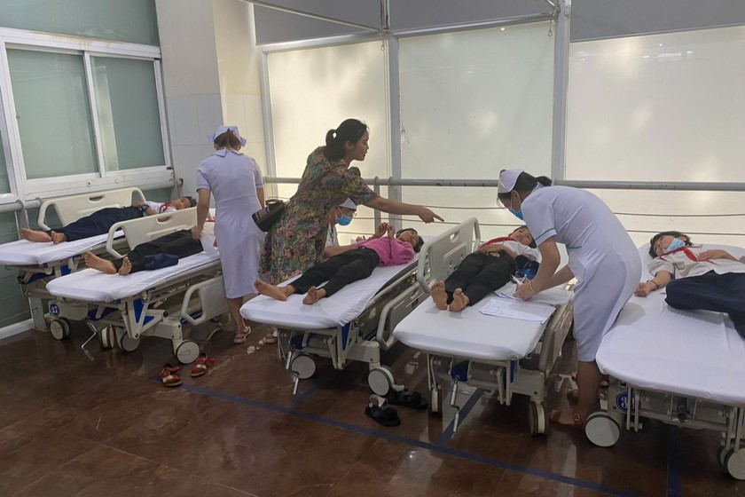 Các em học sinh nhập viện điều trị với các biểu hiện nghi ngộ độc thực phẩm. Ảnh: Mai Lê