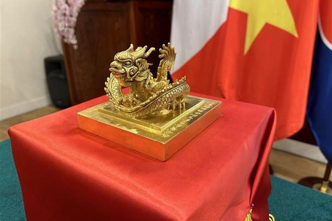 Ấn vàng “Hoàng đế chi bảo” trong buổi lễ bàn giao để hồi hương về Việt Nam. (Ảnh: Nguyễn Thu Hà - TTXVN)