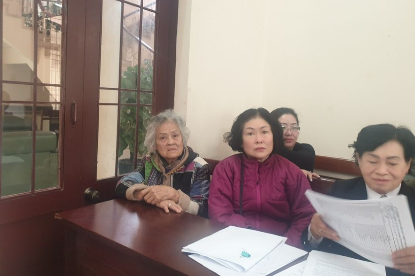 Cụ Nguyệt (bên trái) cùng con gái, luật sư tại phiên toà ngày 24/11. 