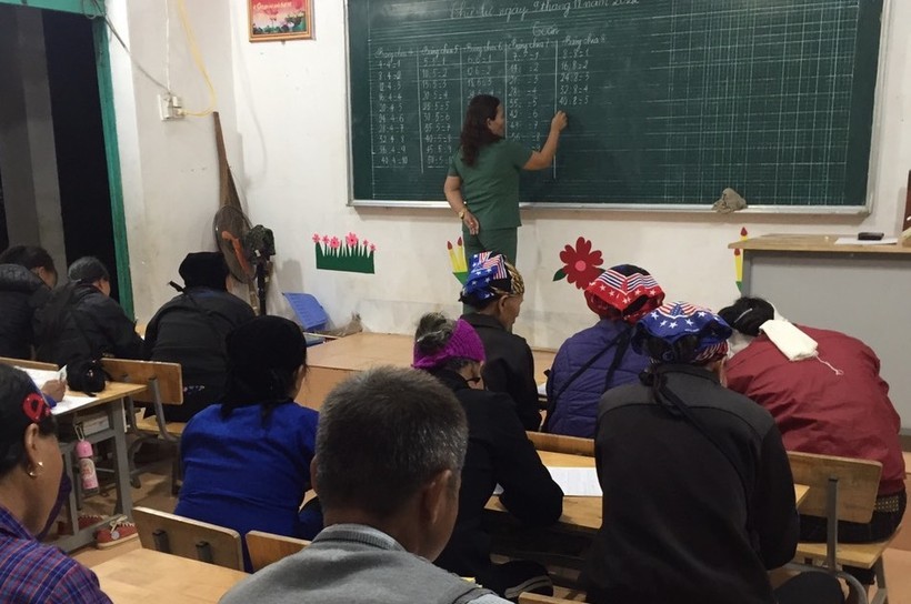 Học viên tham gia lớp xóa mù chữ ở Bình Gia, Lạng Sơn. (Nguồn ảnh: TL)