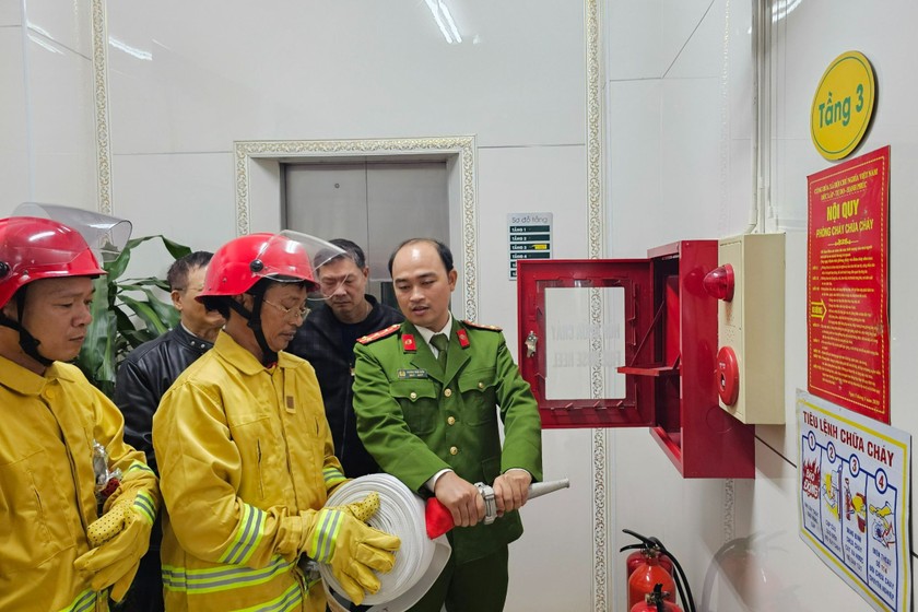 Giảng viên Đại học Đại học Phòng cháy, chữa cháy hướng dẫn đội PCCC Bệnh viện Mắt Hồng Sơn cách sử dụng, vận hành hệ thống PCCC.