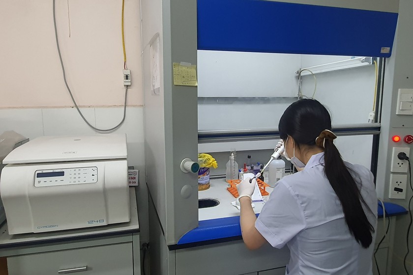 Giám định viên Trung tâm Pháp y Hà Nội thực hiện giám định để xác định nồng độ Ethanol trong máu.