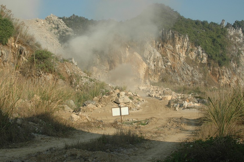 Nổ mìn phá đá tại mỏ đá của Cty CP đá Hoàng Mai. (Hình: Ngô Toàn)