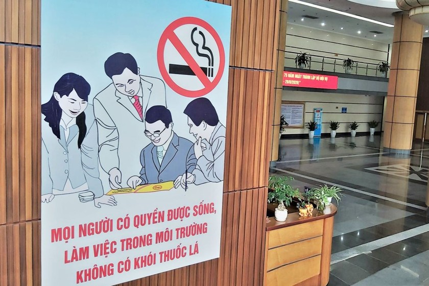 Banner tuyên truyền phòng, chống tác hại của thuốc lá tại Trụ sở Bộ Nội vụ.