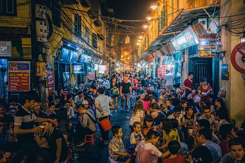 Khu phố Tạ Hiện hầu như lúc nào cũng đông đúc, ồn ào, nhất là buổi tối. (Nguồn ảnh: Vntrip)