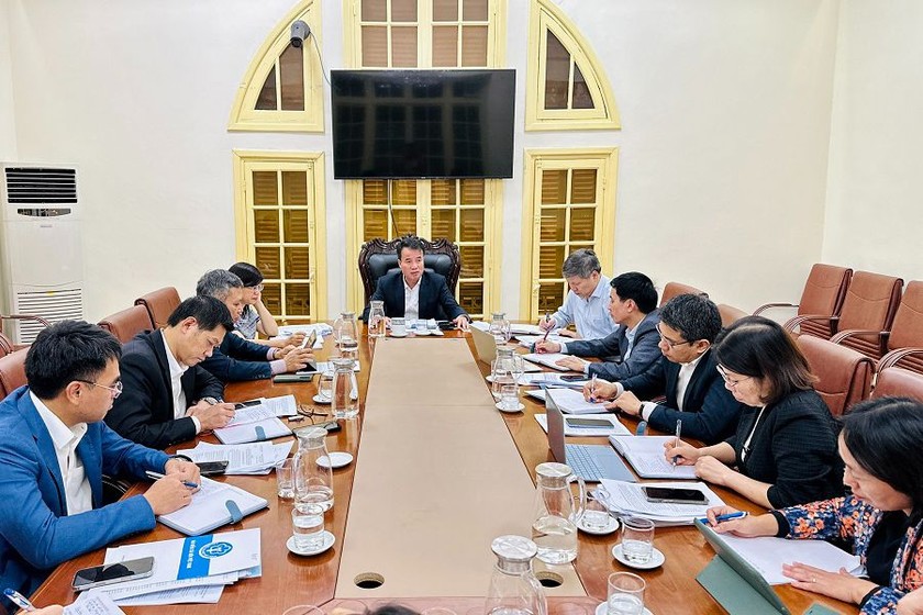 Tổng Giám đốc BHXH Việt Nam Nguyễn Thế Mạnh nghe báo cáo, thảo luận nội dung triển khai Nghị định số 75/2023/NĐ-CP về giao dự toán và thực hiện dự toán chi phí KCB BHYT.
