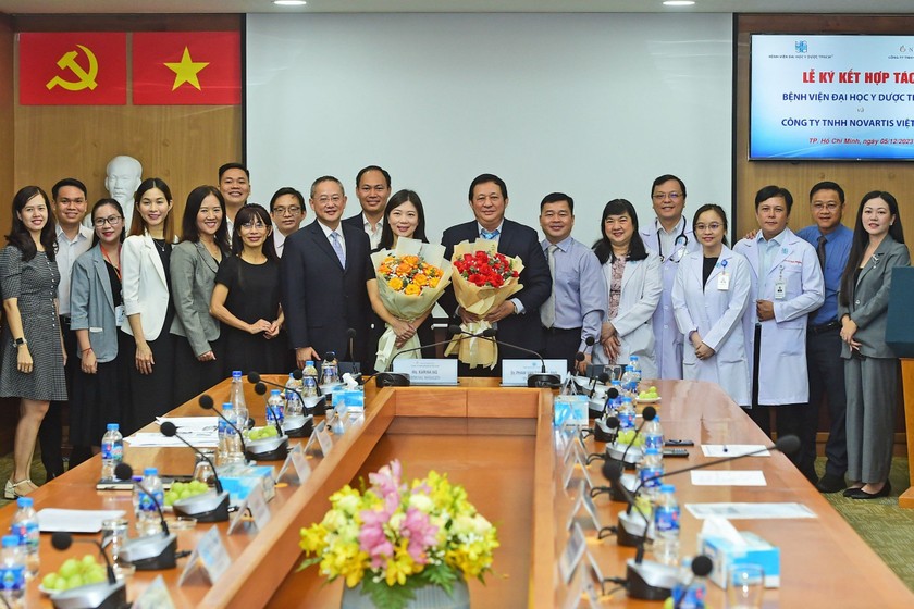 Đại diện Bệnh viện Đại học Y dược TP HCM và đại diện Novartis Việt Nam tại buổi Lễ ký kết. 