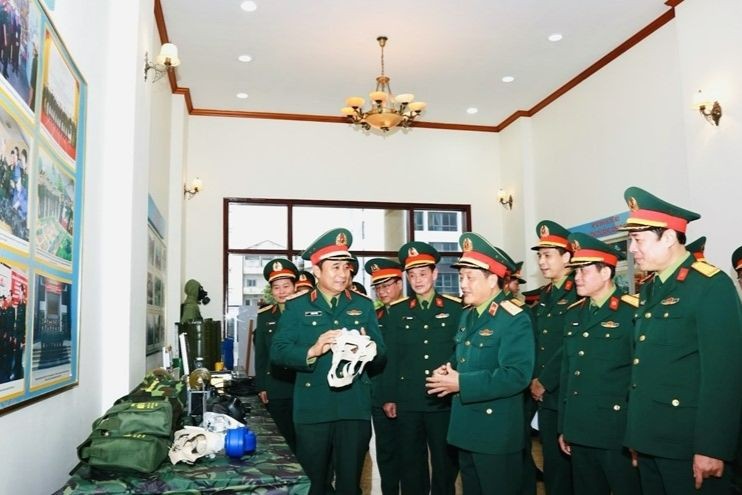 Thượng tướng Phùng Sĩ Tấn, Phó Tổng Tham mưu trưởng Quân đội nhân dân Việt Nam tham quan các sản phẩm dự kiến trưng bày tại Triển lãm Quốc phòng Quốc tế Việt Nam năm 2024 của Binh chủng Hóa học. (Ảnh: Lam Hạnh)