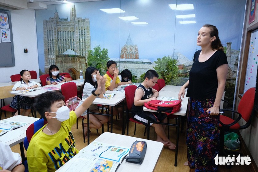 Người nước ngoài dạy tiếng Anh tại trung tâm ngoại ngữ, tin học tại Việt Nam sẽ được cấp chứng chỉ. (Ảnh: Nam Trần)