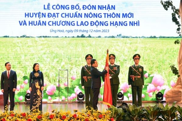Phó Thủ tướng Trần Lưu Quang thay mặt lãnh đạo Đảng, Nhà nước trao Huân chương Lao động hạng Nhì cho huyện Ứng Hoà - Ảnh: VGP/Hải Minh