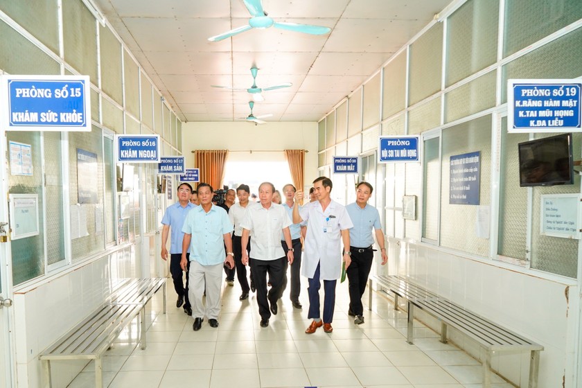 Lãnh đạo UBND Hải Phòng thăm một cơ sở y tế trên địa bàn. (Ảnh: Nguyên An)
