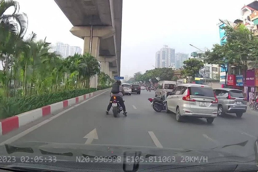 Nam thanh niên lái mô tô gây tai nạn trên đường Nguyễn Trãi, Thanh Xuân, Hà Nội ngày 11/12. (Ảnh cắt từ clip)