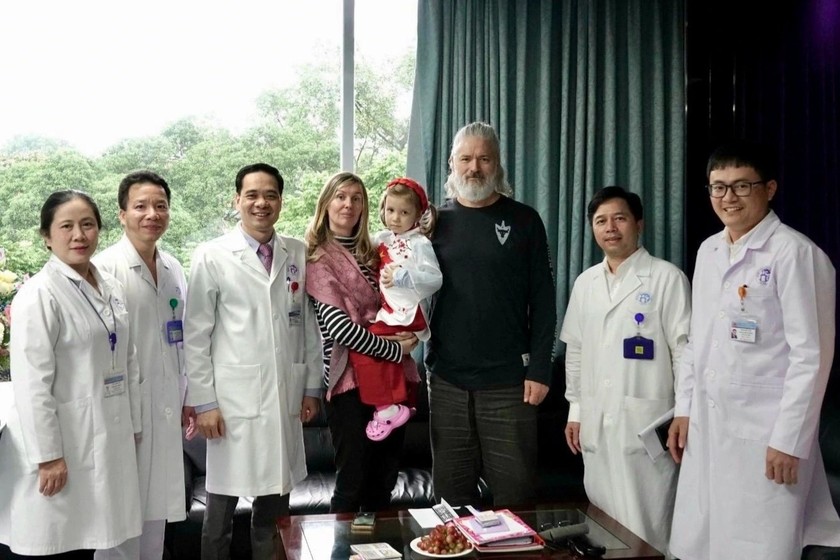 Gia đình bệnh nhi người Úc cùng đội ngũ y bác sĩ Bệnh viện Đa khoa Xanh Pôn.