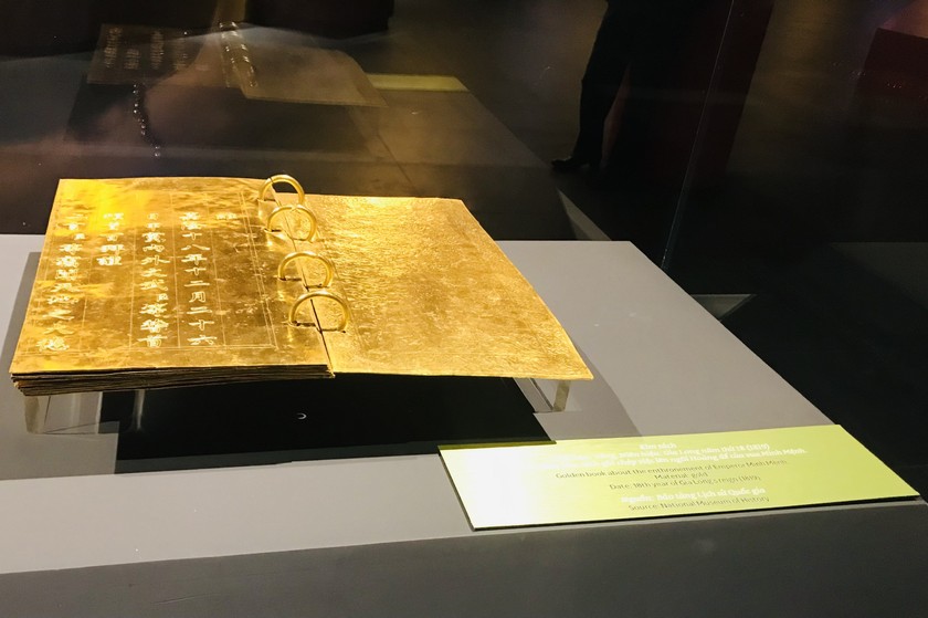 Kim sách bằng vàng, niên hiệu Gia Long năm thứ 18 (năm 1819) ghi chép việc lên ngôi Hoàng đế của Minh Mệnh. (Ảnh: Bảo Châu)