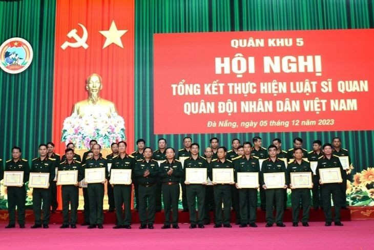 Lãnh đạo Quân khu 5 trao bằng khen tặng các tập thể và cá nhân có thành tích xuất sắc trong thực hiện Luật Sĩ quan Quân đội nhân dân Việt Nam. (Ảnh: Ngọc Diệp)