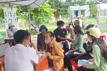 Sàng lọc lao chủ động miễn phí cho người dân xã Phú Cần, huyện Krông Pa, tỉnh Gia Lai. (Ảnh: PV)