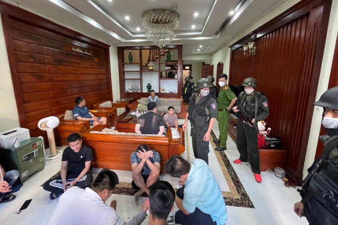 Cảnh sát khám xét một tụ điểm cờ bạc online tại Hà Nội. (Ảnh: Công an cung cấp) 