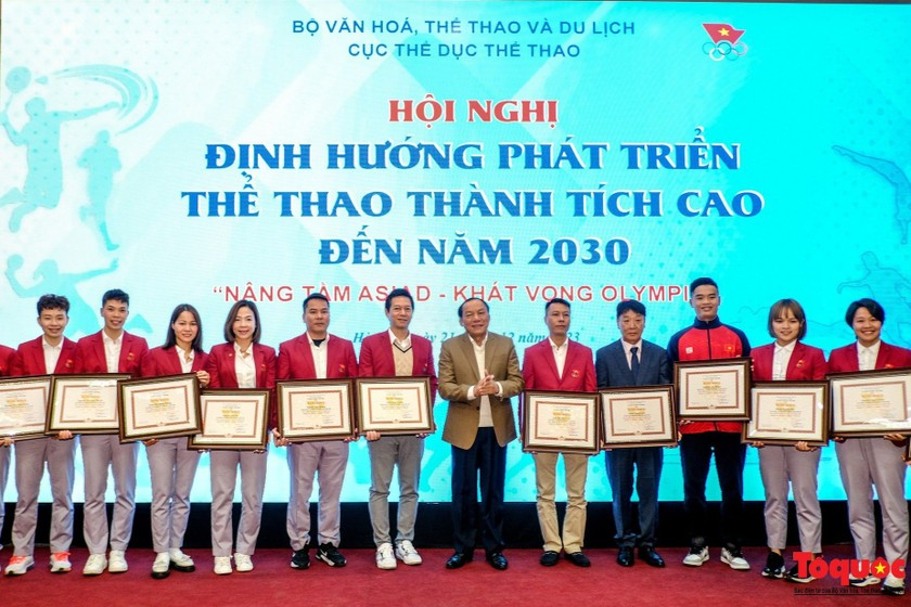 Bộ trưởng Nguyễn Văn Hùng trao bằng khen cho các cá nhân đạt thành tích xuất sắc tại ASIAD 19 vừa qua. Ảnh: Bộ Văn hóa
