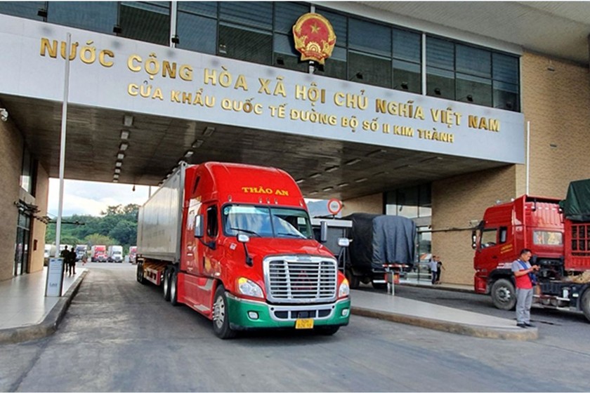 Các phương tiện vận tải phải xuất và nhập cảnh tại cùng một cửa khẩu. (Ảnh minh họa: tapchicongthuong.vn)