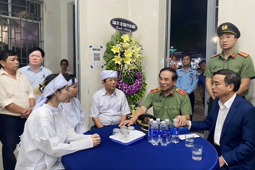 Chủ tịch UBND TP Đà Nẵng và Giám đốc Công an Đà Nẵng thăm hỏi, động viên gia đình ông Trần Minh Thành - Ảnh: LÊ TRUNG