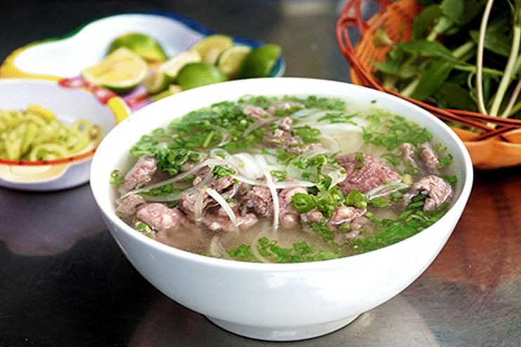 Du khách đến Việt Nam nhất định phải thưởng thức phở. (Ảnh: foodelivietnam.com) 