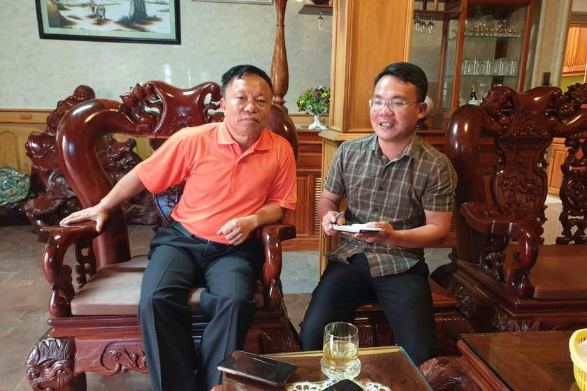 Thiếu tướng Bùi Văn Sơn (bên trái) chia sẻ cùng PV Báo PLVN.