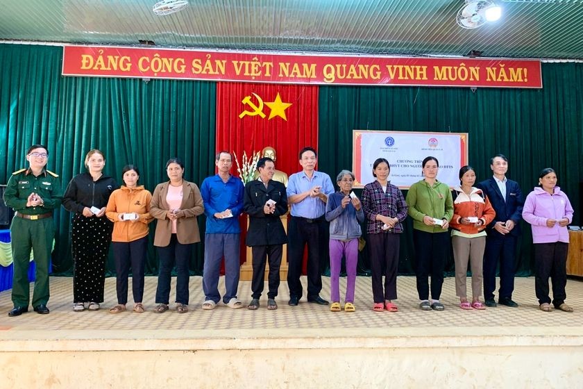 Chương trình tặng 321 thẻ BHYT cho người dân tộc thiểu số cao tuổi ở huyện Ia Grai, tỉnh Gia Lai. (Ảnh: Như Nguyện)