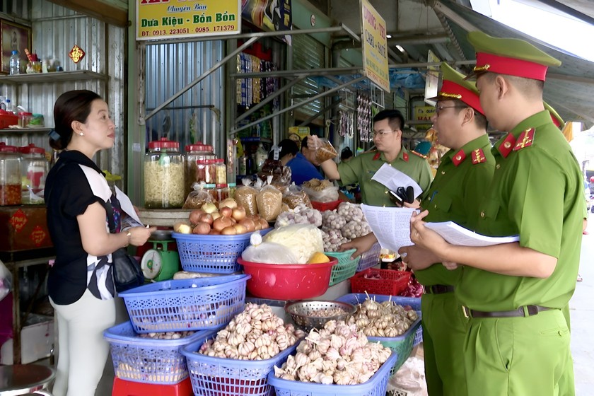 Lực lượng chức năng tuyên truyền các quy định của Luật ATTP với tiểu thương chợ nông sản phường 3, TP Bạc Liêu (Ảnh: Trọng Nguyễn)