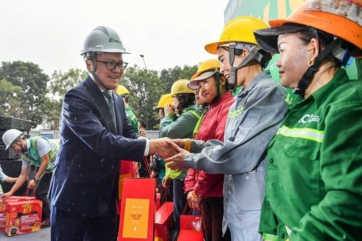 Tổng Biên tập Báo Nhân Dân Lê Quốc Minh trao quà cho các công nhân tại Ecopark, Hưng Yên. (ẢnhThành Đạt-Vietnam+)