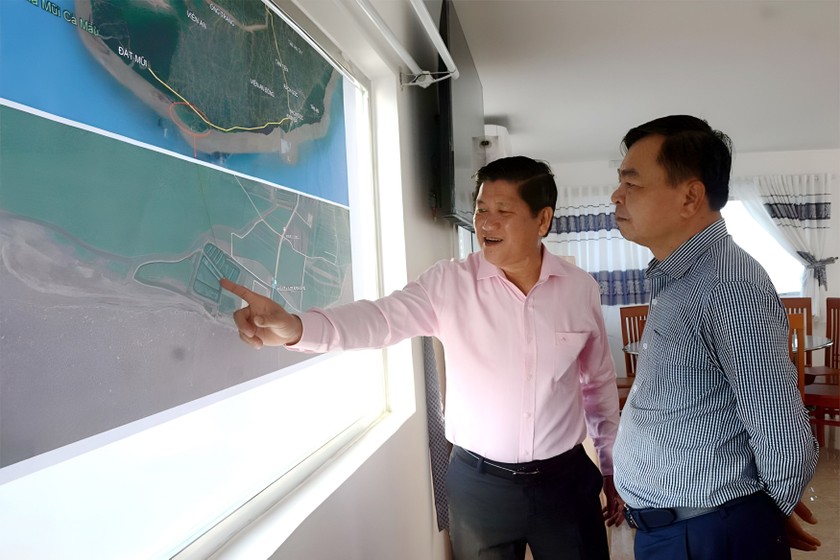 Ông Lê Văn Sử (Phó Chủ tịch UBND tỉnh Cà Mau) cùng ông Nguyễn Hoàng Hiệp (phải, Thứ trưởng Bộ NN&PTNT) khảo sát trên bản đồ tình hình sạt lở một khu vực ven biển. (Ảnh: Nguyễn Phú) 