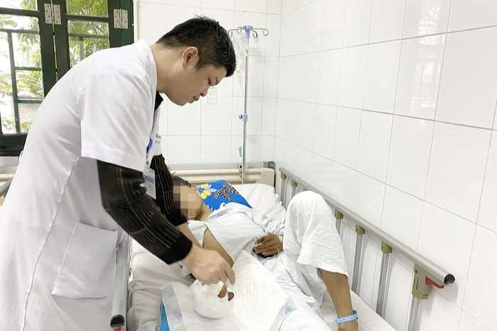 Bệnh viện Hữu nghị Việt Đức tiếp nhận nhiều ca nhập viện do tự chế pháo nổ. (Ảnh: BVCC)