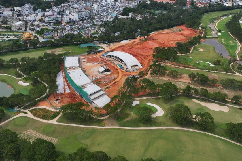 Toàn cảnh các công trình xây dựng tại sân golf đồi Cù Đà Lạt. (Ảnh: Mai Long) 