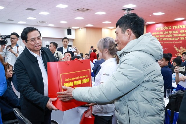 Thủ tướng Phạm Minh Chính tặng quà công nhân, người lao động có hoàn cảnh khó khăn tại Hải Dương ngày 10/1/2024 - Ảnh: VGP/Nhật Bắc