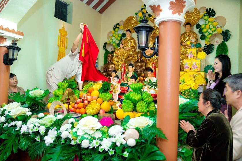 Phật tử trang hoàng bàn thờ tưởng nhớ Đức Phật (Ảnh: Tâm Thanh) Phật tử trang hoàng bàn thờ tưởng nhớ Đức Phật (Ảnh: Tâm Thanh)