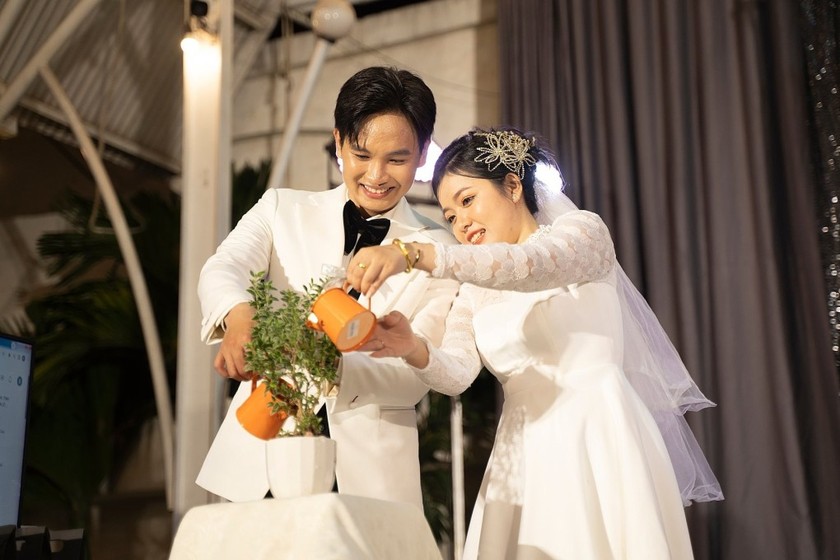 Nghi thức rót rượu được thay bằng tưới cây xanh trong đám cưới không cồn ở Đồng Nai. (Ảnh: NVCC)