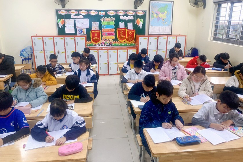 Học sinh trường Tiểu học Ngọc Hà (Ba Đình) đi học trong ngày 22/1. Ảnh: NTCC