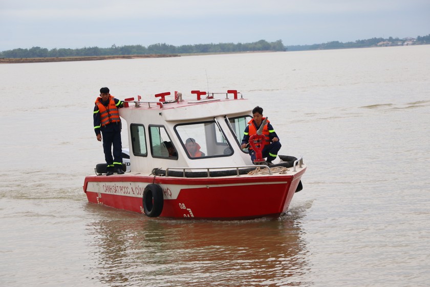 Không kể ngày hay đêm, mưa hay nắng, khi nhận tin báo các chiến sỹ cứu hộ trên sông sẵn sàng làm nhiệm vụ.