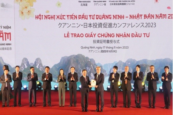 Lãnh đạo tỉnh Quảng Ninh trao Giấy chứng nhận đăng ký đầu tư các dự án FDI Nhật Bản tiêu biểu trên địa bàn tỉnh tại Hội nghị Xúc tiến đầu tư Quảng Ninh - Nhật Bản, tháng 11/2023. (Ảnh: CT)