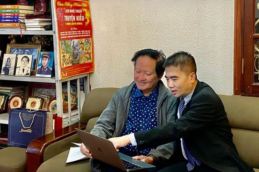 Kỹ sư Vũ Đình Thanh (bên phải) trình bày với Thượng tướng Nguyễn Huy Hiệu về phát hiện vũ khí phốt pho của Vua Quang Trung. (Ảnh: NVCC)