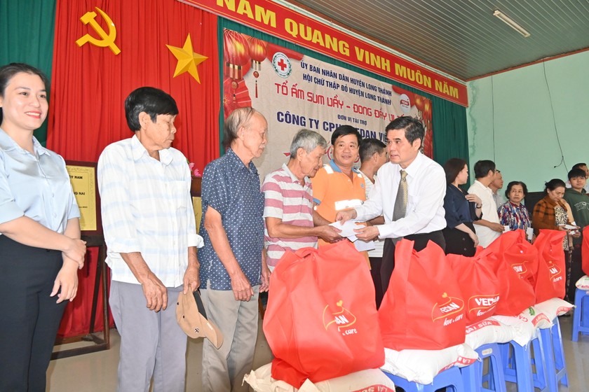 Ông Ko Chung Chih, Phó Tổng Giám đốc Vedan Việt Nam trao quà Tết cho bà con tại xã Tân Hiệp, huyện Long Thành, tỉnh Đồng Nai.