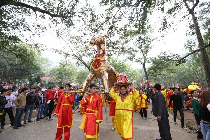 Lễ rước ngựa của thôn Phù Mã (xã Phù Linh) tại lễ hội Gióng.