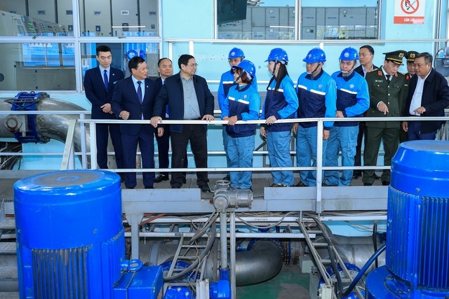 Thủ tướng Phạm Minh Chính chúc Tết, tặng quà động viên người lao động tại Nhà máy nước Yên Phụ thuộc Công ty Nước sạch Hà Nội - Ảnh: VGP/Nhật Bắc