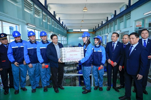 Thủ tướng đánh giá cao Công ty Nước sạch Hà Nội đã đảm bảo tất cả các hoạt động bình thường dịp Tết, không để cho khu vực nào mất nước, thiếu nước trong dịp Tết - Ảnh: VGP/Nhật Bắc