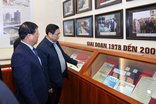 Thủ tướng thăm phòng truyền thống của Công ty Nước sạch Hà Nội - Ảnh: VGP/Nhật Bắc