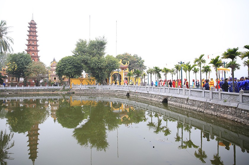 Đặc sắc lễ rước nước từ chùa Trấn Quốc về đình làng Yên Phụ. (Ảnh: Quang Thái)